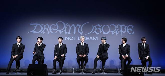 [서울=뉴시스] 김혜진 기자 = 그룹 NCT 드림이 25일 오후 서울 광진구 워커힐에서 열린 새 앨범 '드림 이스케이프'(DREAM( )SCAPE) 발매 기념 기자간담회에서 취재진의 질문에 대답하고 있다. 2024.03.25. jini@newsis.com