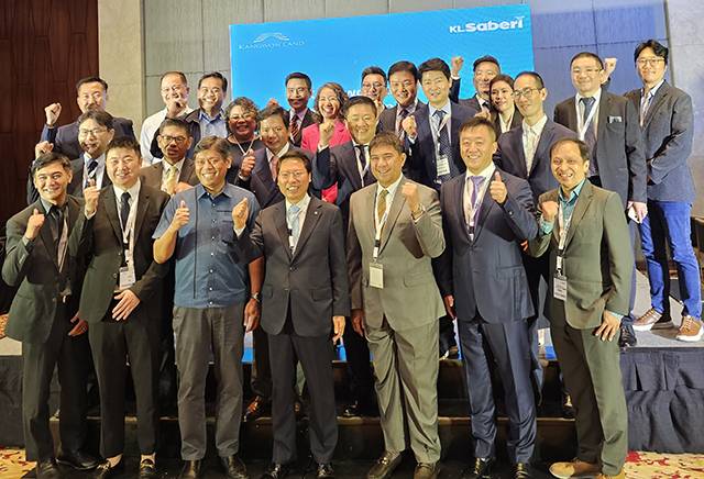 ▲지난해 3월 14일 필리핀 마닐라 COD호텔 컨벤션센터에서 열린 강원랜드 슬롯머신 30대 판매계약 체결식에는 이삼걸 당시 사장과 리차드 진 두윈그룹 회장을 비롯한 주필리핀 한국대사관 간부, 필리핀 상원의원, 카지노 업계 관계자 등이 다수 참석했다. 마닐라헤리티지 카지노에 설치하기로 계약했던 강원랜드 슬롯머신 대신 호주산 슬롯머신이 설치되어 있다.ⓒ프레시안