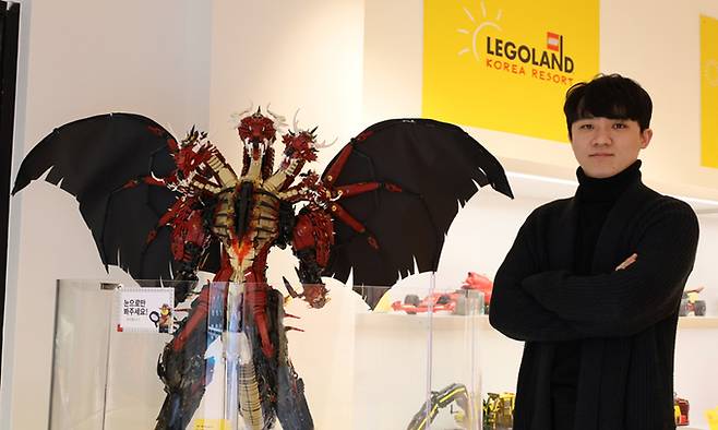 조영훈 작가가 강원도 춘천 레고랜드에 전시된 자신의 작품 ‘묵시록의 붉은 용’ 앞에 서 있다. 조영훈 작가 제공