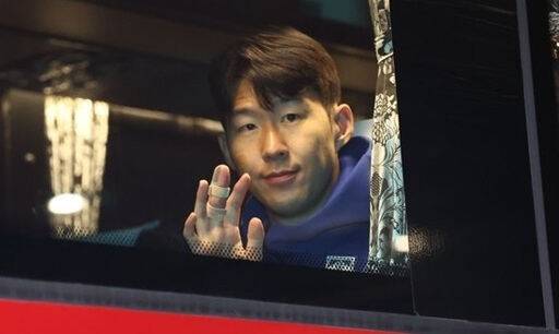 손흥민이 지난 22일 태국 방콕 수완나폼국제공항에서 팬들에게 인사하고 있다. 방콕=연합뉴스