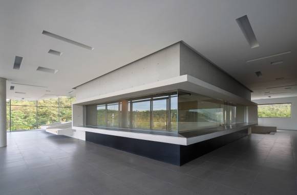 ‘9로평상’은 커피와 코코아 로스팅 장치와 카페라는 이질적인 두 가지 요소가 병존하는 공간이다. 기계장치의 소음을 차단하면서도 독립적인 요소의 상호보완적 관계를 모색하기 위해 ‘유리 속의 유리’ 요소를 도입했다. 3층 바의 모습. 김재윤 작가 제공