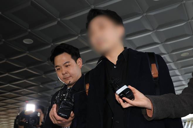 25일 오후 의사·의대생 온라인 커뮤니티 '메디스태프' 대표 기아무개씨가 경찰 조사를 받기 위해 서울 종로구 서울경찰청 자하문로별관 사이버수사과로 들어서고 있다. ⓒ연합뉴스