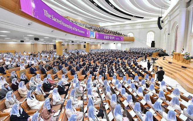 24일 하나님의 교회 ‘새예루살렘 판교성전’에서 유월절 대성회가 거행됐다. 신자들이 경건하게 기념예배에 참여하고 있다.