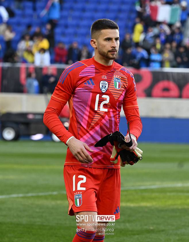 ▲ 토트넘 홋스퍼 주전 골키퍼 굴리엘모 비카리오가 25일 에콰도르와 평가전을 통해 이탈리아 대표팀 소속으로 A매치 데뷔전을 펼쳤다.