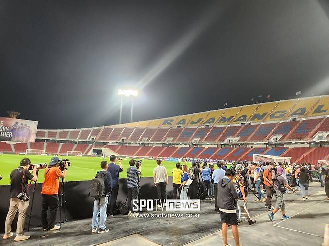 ▲ 축구대표팀 훈련에 몰린 태국 취재진, 손흥민을 계속 찾았다.