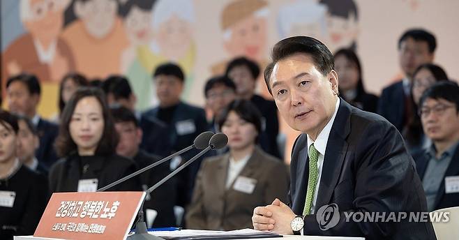 윤석열 대통령 (원주=연합뉴스) 진성철 기자 = 윤석열 대통령이 지난 21일 강원 원주시 건강보험심사평가원에서 '건강하고 행복한 노후'를 주제로 스물두 번째 열린 '국민과 함께하는 민생토론회'에서 발언하고 있다.  2024.3.21  [대통령실 제공. 재판매 및 DB 금지] zjin@yna.co.kr