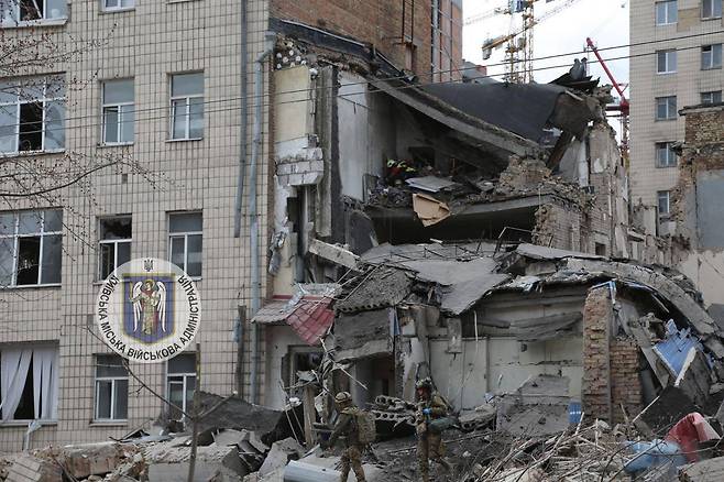 러시아의 공습 23일(현지시간) 우크라이나 키이우의 건물이 러시아군 미사일 잔해에 파괴된 모습. [키이우 군 당국 제공. 재판매 및 DB 금지]