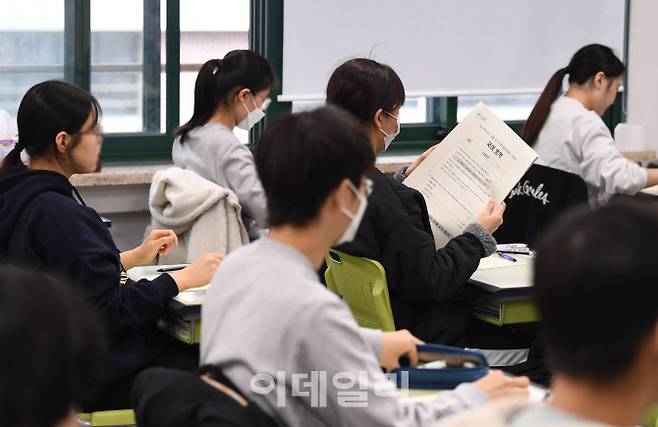 2024학년도 대학수학능력시험(수능) 대비 첫 모의고사인 3월 전국연합학력평가가 실시된 작년 3월 23일 서울 광진구 광남고등학교에서 고3 학생들이 시험지를 받고 있다.(사진=뉴시스)