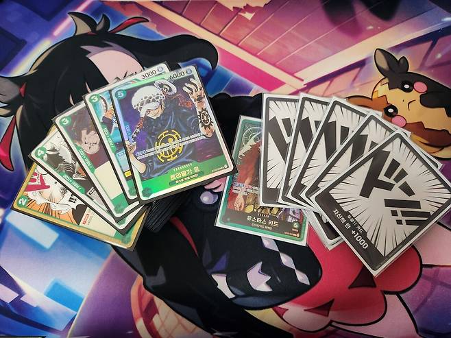 - 원피스 카드게임은 메인 덱과 두웅 덱, 두 가지 덱이 있는 것이 특징이다 