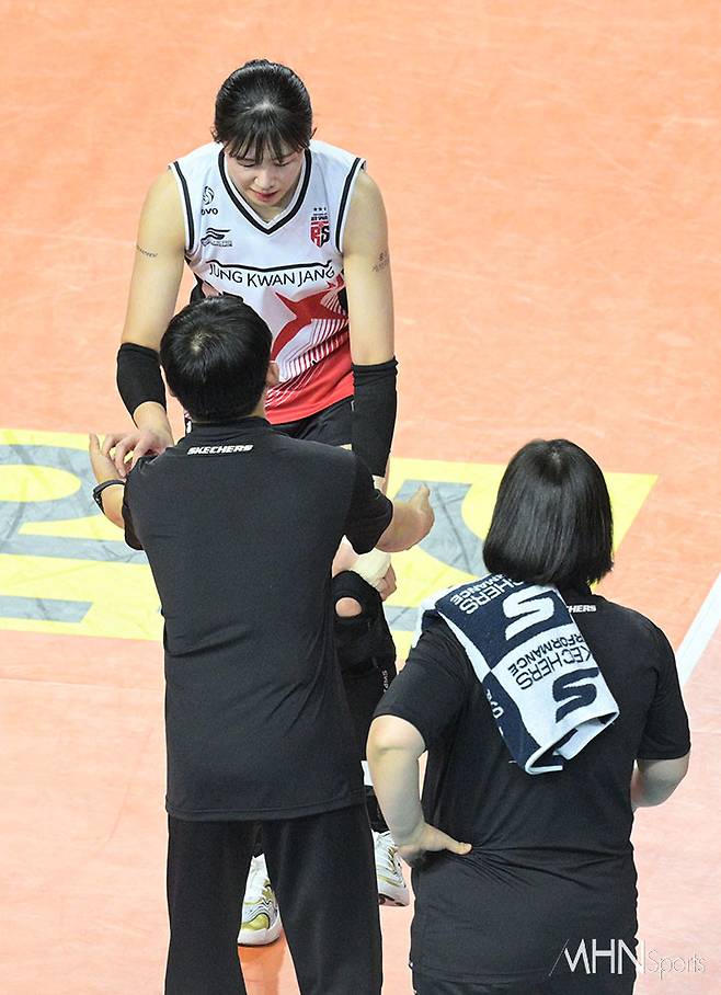 정관장 정호영이 부상을 입어 코트밖으로 나서고 있다ⓒMHN스포츠 이지숙 기자