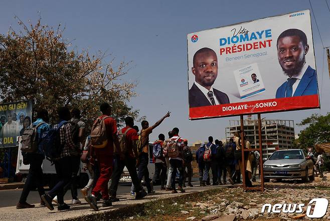20일(현지시간) 세네갈 다카르의 거리에 바시루 디오마예 파예 대선 후보의 포스터가 걸려있다. 2024.03.20 ⓒ 로이터=뉴스1 ⓒ News1 정지윤 기자