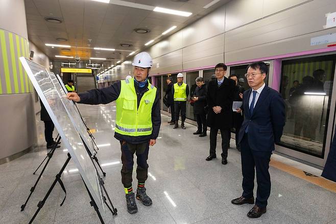 권용복 한국교통안전공단 이사장(오른쪽)이 GTX A 현장 안전점검을 하고 있다.(한국교통안전공단 제공)