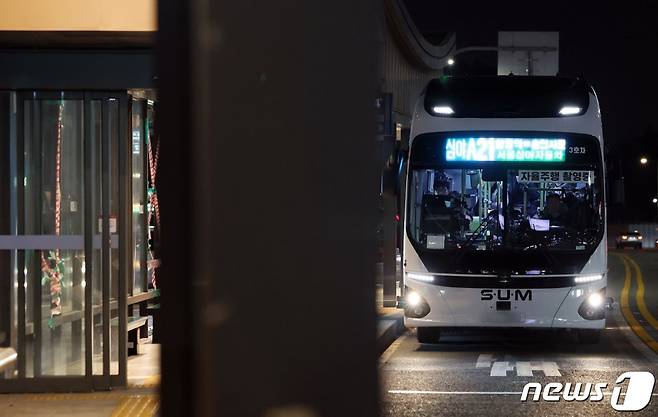 서울시가 운영 중인 세계 최초 심야 자율주행버스. ⓒ News1 이동해 기자