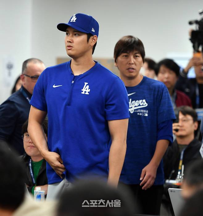 LA다저스 오타니 쇼헤이가 통역사 미즈하라 미즈하라와 2024 MLB 서울시리즈 스페셜매치를 앞두고 공식기자회견을 위해 회견장으로 들어서고 있다. 고척 | 강영조기자 kanjo@sportsseoul.com