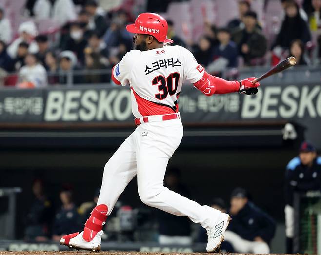 소크라테스가 8회말 1사 3루에서 역전 적시타를 때리고 있다. 연합뉴스.