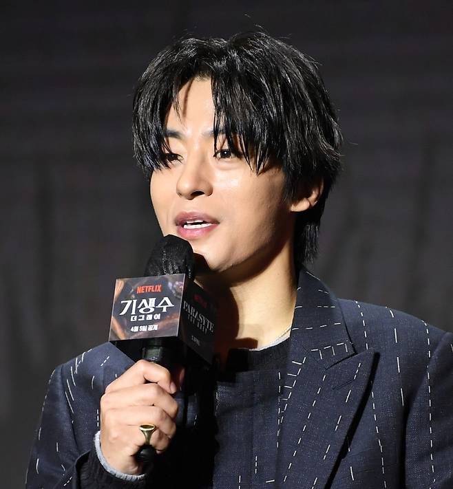 넷플릭스 시리즈 '기생수: 더그레이' 제작발표회가 26일 서울 용산구 한강로동 서울드래곤시티에서 열렸다. 배우 구교환이 인터뷰를 하고 있다. 용산=박재만 기자 pjm@sportschosun.com/2024.03.26