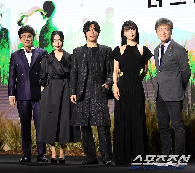 넷플릭스 시리즈 '기생수: 더그레이' 제작발표회가 26일 서울 용산구 한강로동 서울드래곤시티에서 열렸다. 배우 김인권, 이정현, 구교환, 전소니, 권해효가 포토타임을 갖고 있다. 용산=박재만 기자 pjm@sportschosun.com/2024.03.26