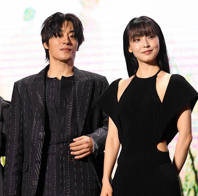 넷플릭스 시리즈 '기생수: 더그레이' 제작발표회가 26일 서울 용산구 한강로동 서울드래곤시티에서 열렸다. 배우 구교환, 전소니가 포토타임을 갖고 있다. 용산=박재만 기자 pjm@sportschosun.com/2024.03.26