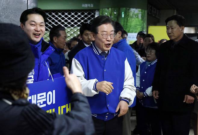 이재명 민주당 대표가 26일 오전 9시쯤 서울 지하철 아현역에서 김동아 후보와 출근길 시민들에게 인사하며 지지를 호소하고 있다./사진공동취재단
