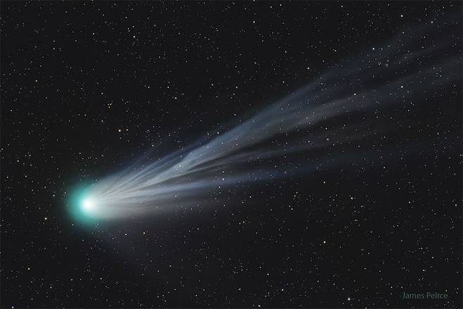 폰스-브룩스 혜성은 꼬리가 꽤나 긴 혜성이다.1385년에 처음 발견된 이 더러운 눈덩이는 71년마다 태양계 내부로 돌고 돈다. 이번에는 카메라의 깊은 노출을 위해 쇼를 시작하고 있다.  /제임스 페어스