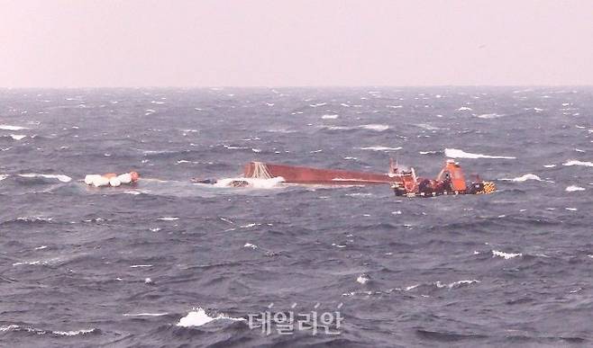 해군과 해경 등이 지난 17일 오전 2시 44분께 경상북도 포항시 구룡포 동방 120km 해상에서 전복한 어선을 수색하고 있다. ⓒ뉴시스
