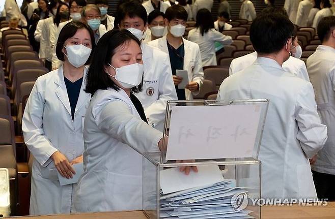 25일 오전 서울 고려대학교 안암병원에서 열린 ‘고려대학교 의료원 교수 총회’에서 교수들이 사직서를 일괄제출하고 있다.ⓒ연합뉴스
