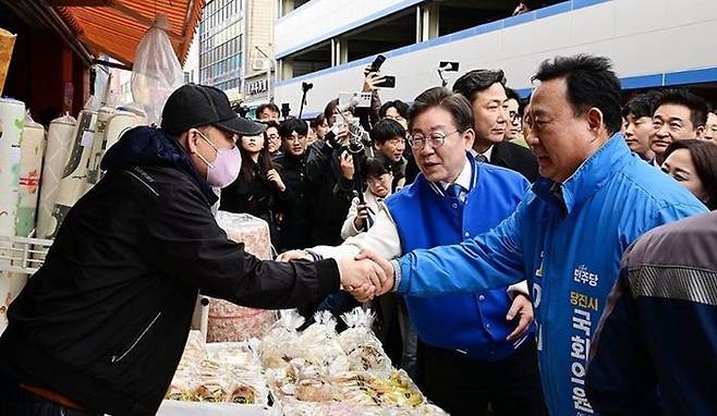 이재명 더불어민주당 이재명 대표가 22일 오후 충남 당진시 당진시장을 방문해 상인과 인사하고 있다. ⓒ 연합뉴스