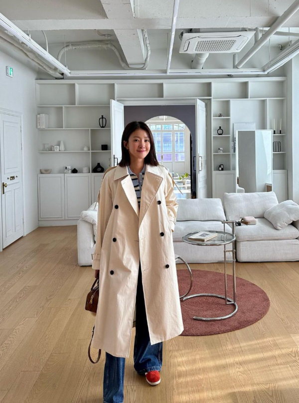 이시영 SNS / 스트라이프 티셔츠와 와이드진 코디.&nbsp;