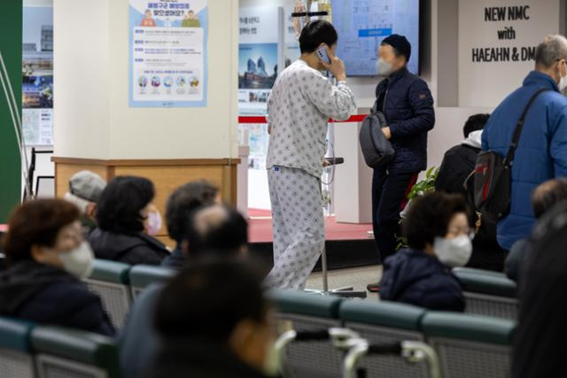 전공의 파업이 장기화하고 있는 가운데 서울 시내 한 병원에서 환자들이 대기하고 있다. 연합뉴스