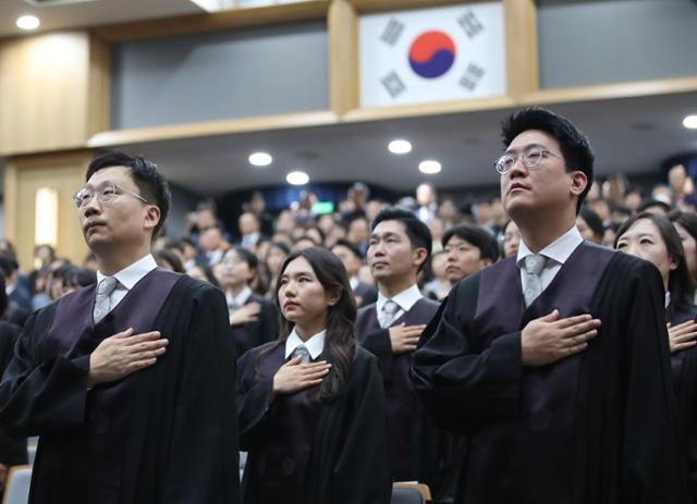 지난해 10월 서울 서초구 대법원에서 열린 신임 법관 임명장 수여식에서 신임 법관들이 국민의례를 하고 있다. 뉴시스