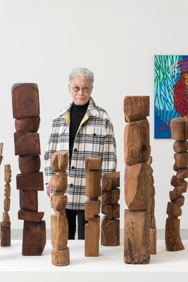 김윤신 작가가 서울 종로구 국제갤러리에서 열리는 개인전 'Kim Yun Shin'에 설치된 자신의 조각 작품 앞에 서있다. 국제갤러리 제공