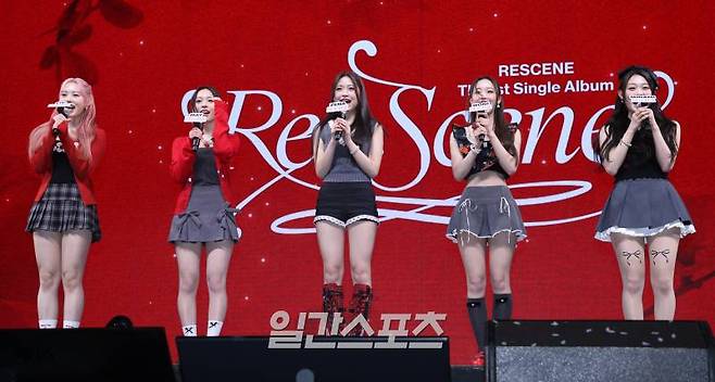걸그룹 리센느(RESCENE) 리브, 메이, 제나, 원이, 미나미가 26일 오후 서울 광진구 예스24라이브홀에서 열린 싱글 1집 'Re:Scene'(리 씬) 발매 기념 쇼케이스에 참석해 인사말을 하고 있다. 타이틀곡 'UhUh'(어어) MV 티저에서 리센느는 중독적인 사운드와 함께 세련되면서도 우아한 룩을 매치, K팝 팬들에게 신선한 아우라를 안겨주고 있다. 서병수 기자 qudtn@edaily.co.kr /2024.03.26/