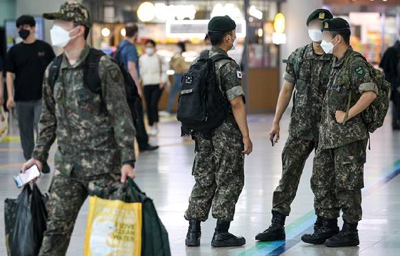 군인에게는 일반인보다 3000원 비싼 요금을 받아 논란이 됐던 무한리필 고깃집이 결국 폐업한 것으로 확인됐다. 본 기사와 무관한 이미지로 지난해 8월 11일 오전 서울 용산구 서울역에서 군인들이 발걸음을 옮기고 있는 모습. [사진=뉴시스]