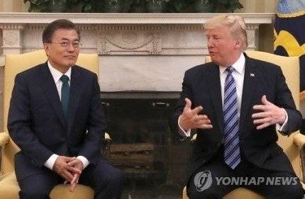 2017년 6월30일(현지시간) 미국 백악관 오벌오피스에서 한미정상회담에 앞서 트럼프 대통령이 한미자유무역협정(FTA) 재협상을 이미 시작했다고 발언하고 있는 모습. 연합뉴스