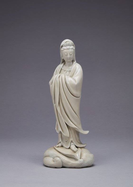 '백자 백의관음보살 입상', 중국, 명 혹은 청, 17~18세기. 사진 국립중앙박물관 이건희컬렉션