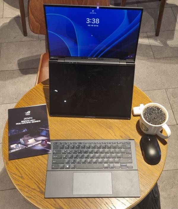 ASUS 젠북 듀오의 ‘듀얼 스크린 모드’를 위에서 본 모습. 정옥재 기자
