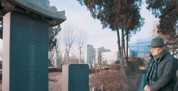 박한길 회장이 2019년 1월 서울 양화진외국인선교사묘원의 어니스트 베델 선교사 묘지 앞에서 선교사들의 헌신을 기리고 있다.