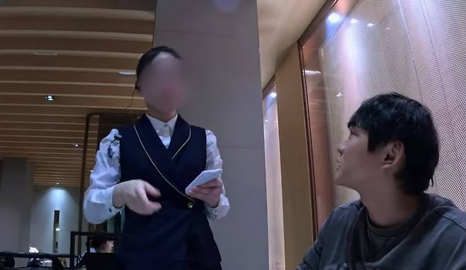 한국 여행 유튜버가 중국 단둥지역에서 만난 북한 종업원과의 대화가 온라인 커뮤니티에서 화제다. [사진출처 = 유튜브 영상 캡처]