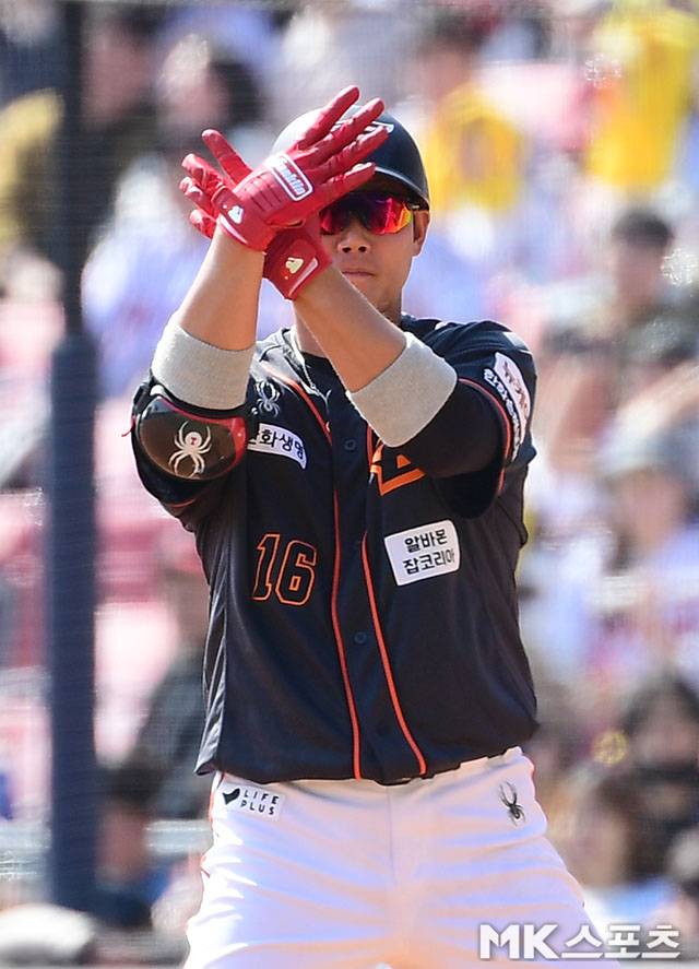 한화 하주석이 LG 임찬규와 16구까지 가는 승부 끝에 안타를 친 뒤 환호하고 있다. 사진(잠실 서울)=김영구 기자