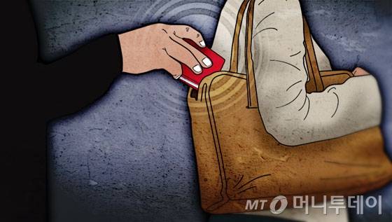 여성의 가방을 집중적으로 노려 소매치기한 러시아인 3인조가 실형을 받았다./삽화=임종철 디자이너