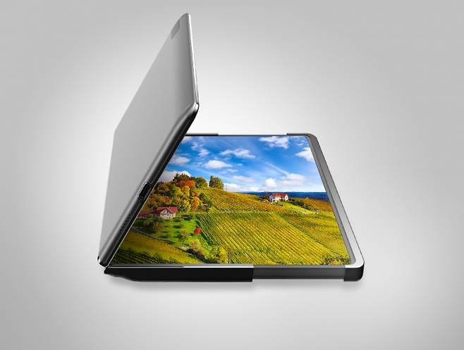 폴딩과 슬라이딩이 모두 가능한 삼성디스플레이의 '플렉스 하이브리드'. / 사진=삼성디스플레이