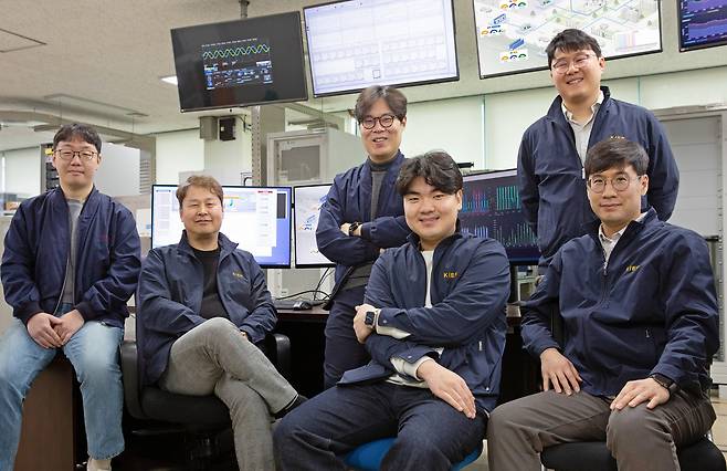 이번 연구를 수행한 정학근(왼쪽 두번째) 한국에너지기술연구원 박사 연구팀.[한국에너지기술연구원 제공]