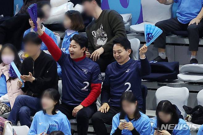 [인천=뉴시스] 조성우 기자 = 제22대 총선 인천 계양을에 출마하는 원희룡 전 국토교통부 장관과 이천수가 6일 오후 인천 계양체육관을 찾아 2023~2024 V-리그 6라운드 대한항공 점보스와 우리카드 우리WON의 경기를 관람하고 있다. 2024.03.06. xconfind@newsis.com