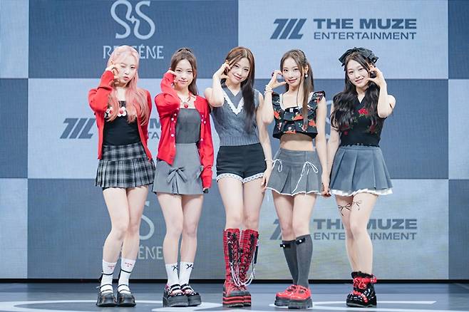 5인조 신인 걸그룹 리센느가 26일 오후 4시, 서울 광진구 예스24 라이브홀에서 데뷔 쇼케이스를 열었다. 더뮤즈엔터테인먼트 제공