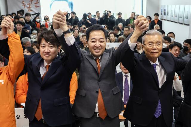 ▲개혁신당 금태섭 최고위원(가운데)이 1일 오후 서울 종로의 한 건물에서 열린 예비후보 선거사무소 개소식에서 개혁신당 이준석 대표와 개혁신당 김종인 공천관리위원장을 비롯한 내빈들과 함께 기념촬영을 하고 있다. ⓒ연합뉴스