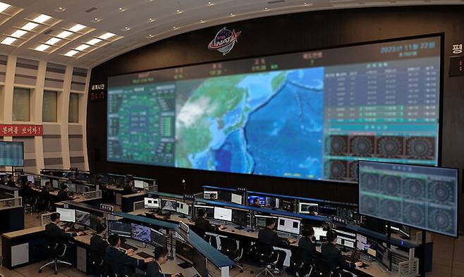지난 2023년 11월 22일 북한 조선중앙통신은 김정은 국무위원장이 국가항공우주기술총국 평양종합관제소를 방문해 전날 발사된 군사정찰위성 만리경-1호가 우주에서 촬영한 사진을 살펴봤다고 보도하며 관제소로 추정되는 곳의 사진을 공개했다.&nbsp;평양=조선중앙통신·연합뉴스