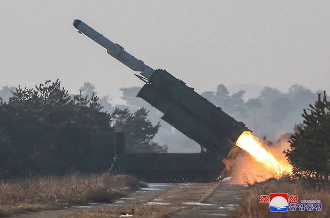 북한이 새로 개발한 바다수리-6형 지대함미사일이 발사되고 있다. 조선중앙통신·연합뉴스