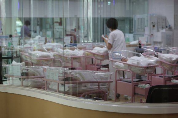 분기 출산율 사상 처음으로 0.6명대 - 28일 오후 서울 시내 한 산후조리원 신생아실에서 한 관계자가 신생아를 돌보고 있다. 2024.2.28 공동취재