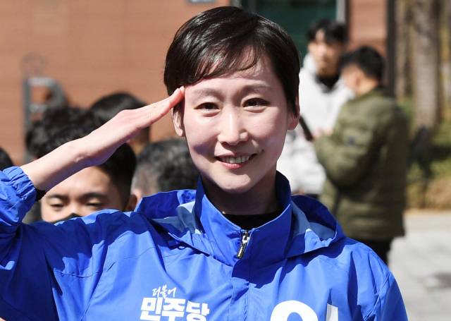 이지은(가운데) 더불어민주당 마포갑 후보가 18일 서울 마포구 경의선숲길에서 열린 이재명 상임공동선거대책위원장의 현장 기자회견을 찾아 거수경례로 주민들에게 인사하고 있다. 오승현 기자