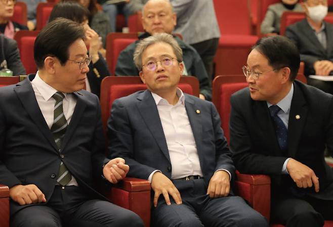 이재명 더불어민주당 대표가 2023년 4월 10일 서울 여의도 국회도서관 대강당에서 열린 강원특별법 개정지원을 위한 전문가 국회포럼에서 송기헌(가운데), 허영(오른쪽) 의원과 대화하고 있다. [뉴시스]